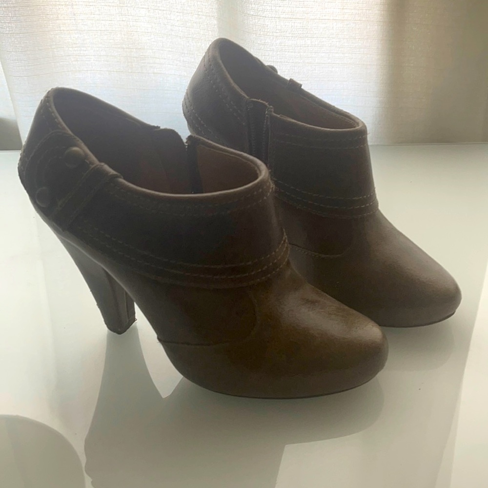 Heeled ankle bootie